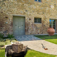 8b Mount Villa Cash Escape